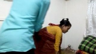 Supir Angkot Mengangkat Sari Dan Meniduri Tante Desi Seksi Yang Menggairahkan