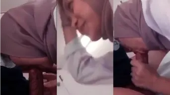 Ukhti Manis Tersenyum Lalu Mengulum Penis