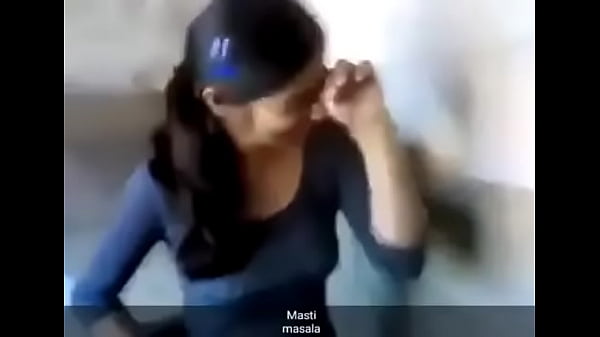 Gadis Desi Panas Membuka Pakaian Dengan Menggoda