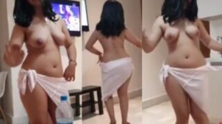 Goyang Telanjang Hot Cewek Seksi Diiringi Lagu Bollywood Menggoda