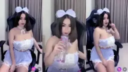Ibu-ibu Pelayan Kafe Pake Baju Zf, Nungging Di Meja Sambil Melepas Bra.