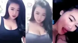 Tanktop Hitam Yang Menggoda Dan Menampilkan Lekuk Tubuh