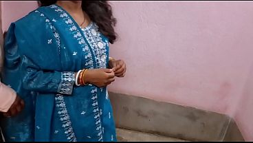 Cewek Pembantu Desi India Lagi Kena Hukum, Ngentot Pertama Kali Brutal, Memek Mungilnya Digenjot Habis-habisan.