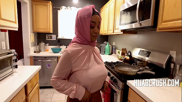 Dara Hitam Melengkung Pakai Hijab, Naiknya Bikin Panas—lily Starfire