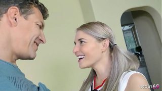 Remaja Cheerleader Pirang Montok Ngobrol Mesra Dengan Ayah Tiri Sebelum Dihujani Sperma Di Wajah