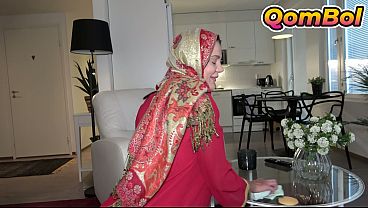 Menggoda Adik Tiri Berjilbab Usai Dia Selesai Bersih-bersih Rumah