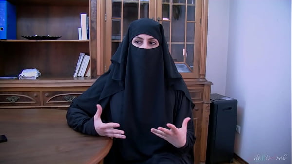 Kesepakatan Abad Ini Ditutup Dengan Ciuman Bibir Dan Lidah Dari Pelacur Berhijab Arab Yang Binal – Lilimissarab