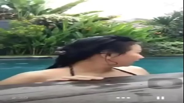Bercinta Liar Di Kolam Renang Saat Siaran Langsung