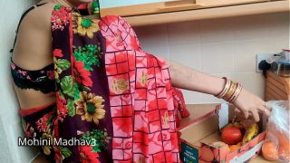 भारतीय देसी फल बेचने वाली मालकिन ने सौदेबाजी में ग्राहक के साथ जोरदार चुदाई की हिंदी ऑडियो