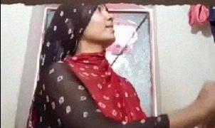 Bikin Video Mandi Tanpa Busana, Bini Tetangga Kampung Yang Seksi Banget
