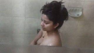 Rekaman Kamera Tersembunyi Di Toilet India, Bikin Makin Panas
