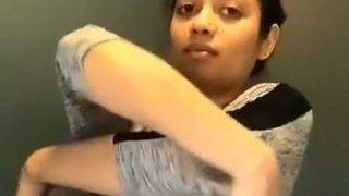 Video Nisha Buka Baju Tshirt Desi, Goyang Panas Bikin Ngilu