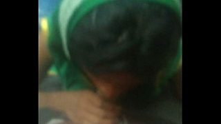 Desi Auntie Pengemis, Main Seks Di Kereta Lokal Sambil Bajunya Robek-robek, Memek Basah Kena Peluh.