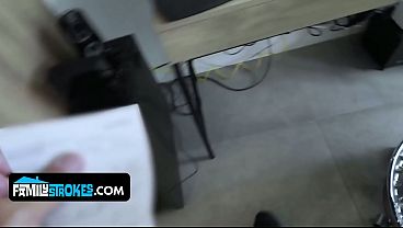 Anaknya Tiri Cewek Latin Goyangin Tubuh Mulusnya Biar Bapak Tiri Klepek-klepek.