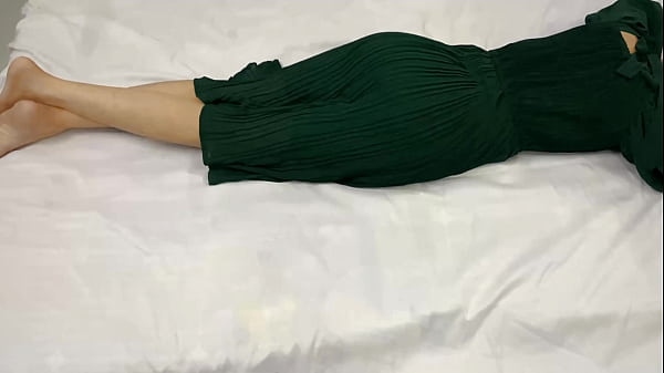 Saat Malam, Step-sisterku Yang Baru 18 Tahun Sendirian Di Kamar, Aku Masuk Dan Memuaskan Nafsu Di Balik Pintu Tertutup.