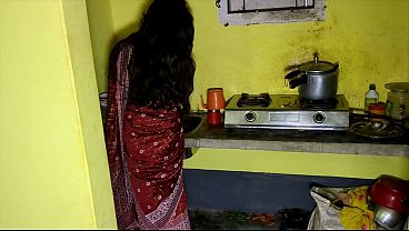 Devar Ngeliat Bhabhi Sendirian Di Dapur, Langsung Gas Chutnya Dibikin Basah.