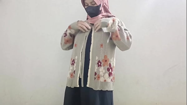 Gadis Hijab Main Timun Di Tempat Sepi, Nikmatin Sensasi Basahnya.