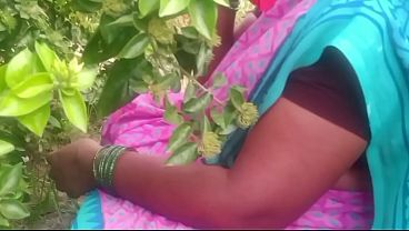 Bhabhi India Di Desa, Ngewe Liar Di Luar Rumah
