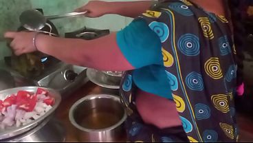 Ibu Rumah Tangga India Masak Seks Sama Pacar Di Dapur, Bumbu Panasnya Bikin Basah Kuyup.