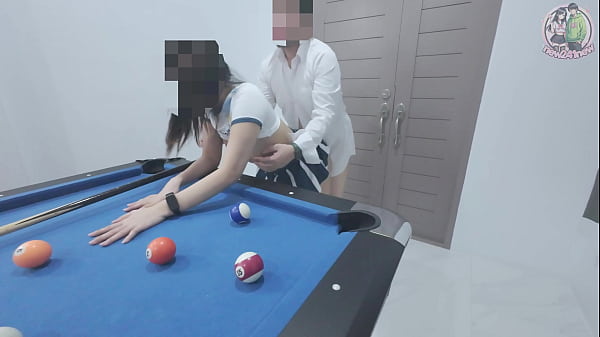 Cewek Thailand Naik Ke Meja Biliar… Terus Digencet Kenceng Sampai Meringis!