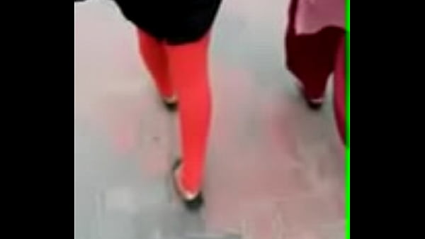 Desi Cewek Bengali Ngesot Di Pinggir Jalan, Pamer Body Sambil Crot-crotan.