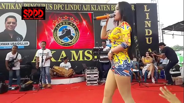 Nonton Goyang Sintya Riske Di Panggung, Bikin Makin Panas Dan Basah!