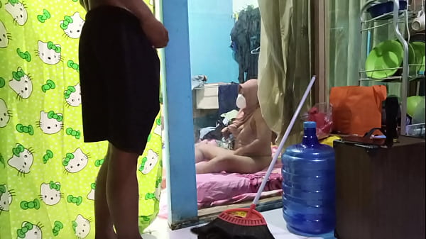 Ngentotin Istri Temen Sambil Dia Colmek, Bikin Makin Basah.