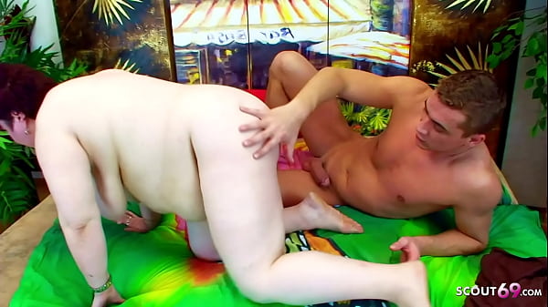 Ibu Montok Tua Digilas Kontol Anak Tiri, Ngentot Kasar Sampai Meraung.