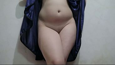 Cewek Indo Pake Lingerie Biru, Jongkok Sambil Colmek Sampe Basah Kuyup.