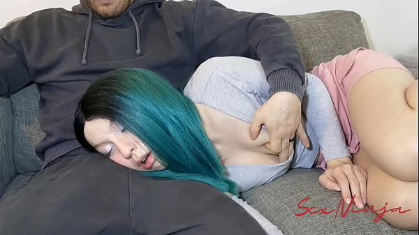Gue Cuma Mau Rebahan Di Pangkuan Abang Tiri Biar Bisa Tidur, Eh Malah Bikin Makin Tegang.