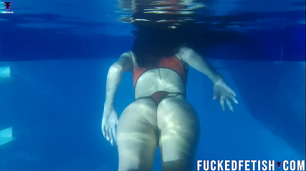 Tenggelam Dalam Tatapan Helen, Masker Diving Bikin Basah Di Kolam.
