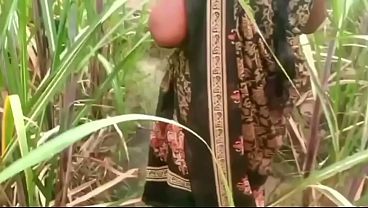 Ibu Tiri Sama Anak Tiri Ngentot Di Pinggir Sawah, Suara Cewek Meraung Kencang.