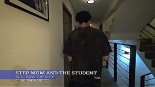 Ibu Tiri Lagi Ngajar Murid, Panasnya Bikin Nggak Bisa Kontrol.