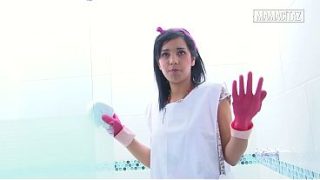 Pembantu Hotel Pake Sarung Tangan Karet Nunduk Ngelap Pancuran, Bikin Situasi Makin Panas