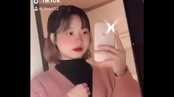 Goyangin Pantat Montok, Bibir Merah Ngegigit, Ah~