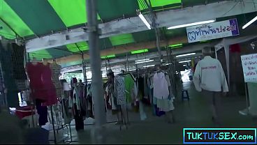 Lidahnya Ditindik, Si Thai Milf Mungil Digebrak Dua Bule