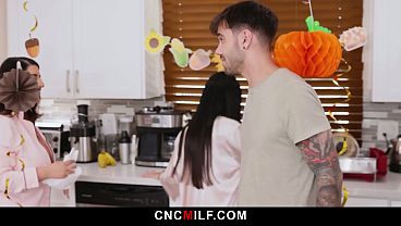 Ibu Tiri Marica Langsung Belajar Tradisi Bebas Pakai Keluarga Ini.