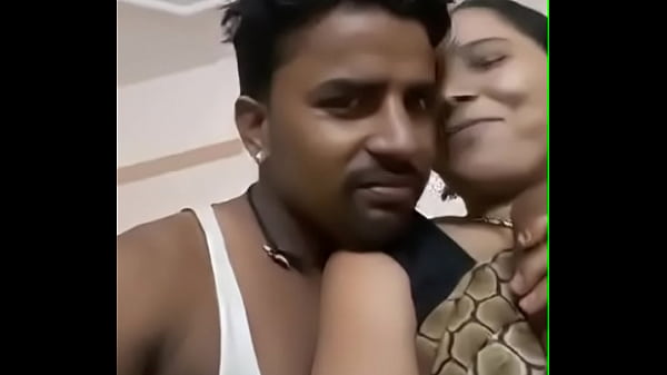 Desi Tante Montok, Toket Gede Ditekanin
