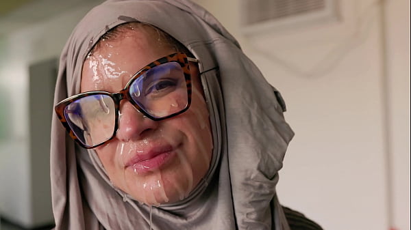 Hijab Cosplay – Ibu Bule Muka Digebuk Kontol