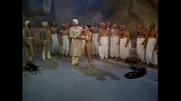 Ngentot Di Dalam Makam India Yang Bau Tanah Basah, Sambil Nungging Di Atas Batu Nisan Kuno.