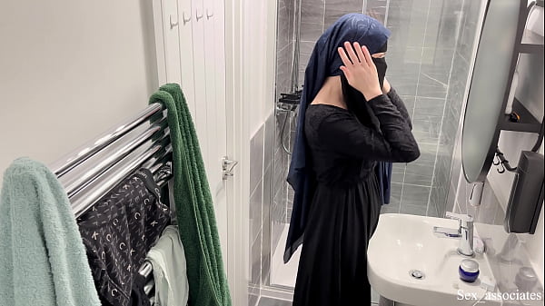 Astaga! Gak Nyangka Cewek Arab Bisa Begitu. Aku Lihat Langsung Cewek Arab Berjilbab Lagi Mainin Diri Sendiri Di Kamar Mandi.