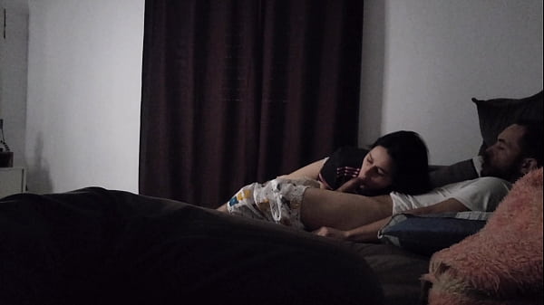 Tia Gatal Sengaja Atur Posisi Biar Bisa Rebahan Bareng Ponakan Di Sofa