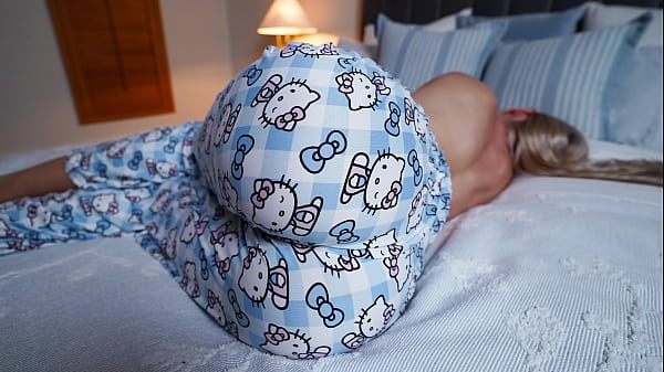 Ibu Tiri Bangun Pagi Lihat Kontol Keras Anak Tiri, Bantu Doi Crot Cepet Biar Puas.