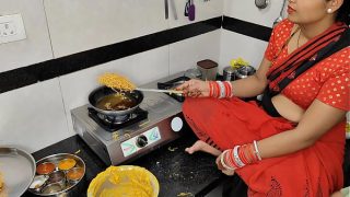 Komal Lagi Asik Bikin Gorengan Pas Diwali, Si Adik Ipar Langsung Ngincer Mau Nikmatin ‘cemilan’ Kakak Iparnya Yang Montok.