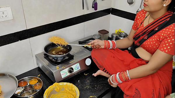 Komal Lagi Asik Bikin Gorengan Pas Diwali, Si Adik Ipar Langsung Ngincer Mau Nikmatin ‘cemilan’ Kakak Iparnya Yang Montok.