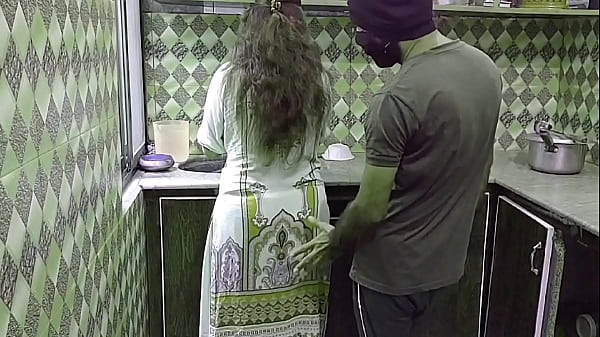 Bini Tetangga Kesepian Di Dapur, Sibuk Masak Sambil Digenjot Dari Belakang, Suara Nafas Basah Dan Erangan Hindi Bikin Makin Liar.