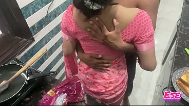 Desi Bhabhi Dapur Panas, Goyang Pinggul Sambil Masak, Siap Digaruk Dari Belakang