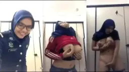 Hijab Basah Keringetan Di Toilet Kantor, Sange Nungguin Jatah