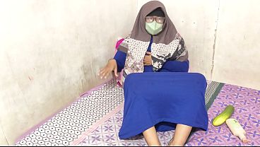 Cewek Hijab Indonesia Colmek Pake Jari Sambil Nahan Desahan.