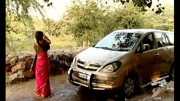 Nenek-nenek Desa India Lagi Basuh Mobil, Paha Basah Kena Air, Adegan Eksklusif Bikin Makin Panas, Wajib Tonton